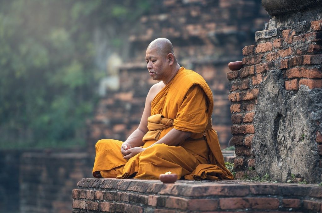 editor come monaco buddista in meditazione